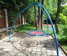 Качели-гнездо на трех опорах