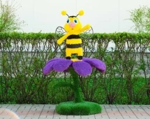 Топиари композиция Пчелка на фиолетовом/розовом цветке - газон Eco + Deluxe