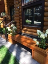 Скамейка с вазонами