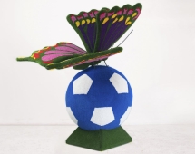 Топиари композиция Бабочка на футбольном мяче - газон Есо Топиари композиция Бабочка на футбольном мяче - газон Есо