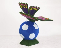 Топиари композиция Бабочка на футбольном мяче - газон Есо Топиари композиция Бабочка на футбольном мяче - газон Есо