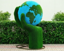 Топиари Земной шар в руке - газон Eco Топиари Земной шар в руке - газон Eco