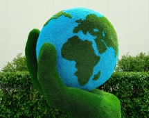 Топиари Земной шар в руке - газон Eco Топиари Земной шар в руке - газон Eco