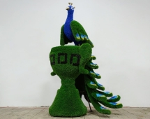 Топиари композиция Павлин на вазоне греческом - газон Eco Топиари композиция Павлин на вазоне греческом - газон Eco